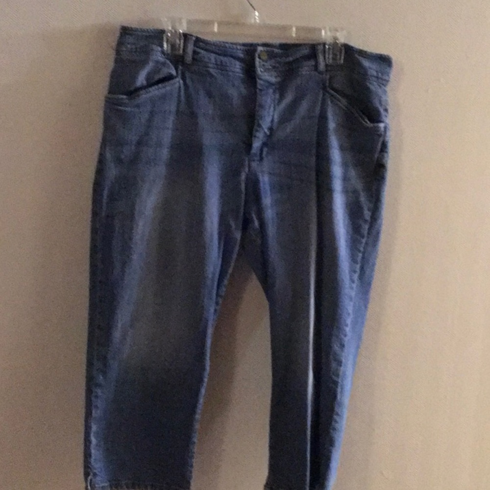 Chaps Ladies capri’s